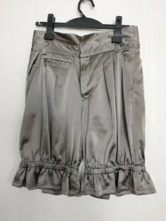 SACRA サテン カーキ色 裾フリル ショートパンツ Sサイズのサムネイル