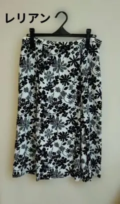 レリアンの白黒花柄ひだスカート