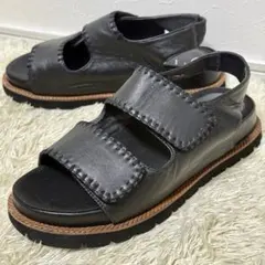 人気✨ モードエジャコモ ディッシィ ベルクロフラットサンダル　レザー　ブラックのサムネイル