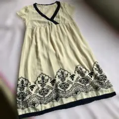 axes femme フレンチ袖クリーム色ワンピース 黒ベロア柄 M
