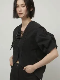 LA PEAU DE GEM toggle blouse ブラック　タグ付き LA PEAU DE GEM toggle blouse black - メルカリ