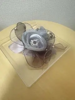 グレーの花デザインブローチ