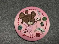 くまのがっこう　刺繍缶バッチ　Biscuit