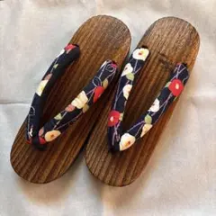 【新品未使用】椿柄 花柄紺色鼻緒の桐製草履 木製下駄