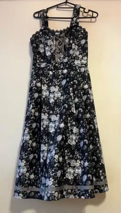 axes femme ロマンティックローズ柄ジャンパースカート