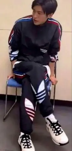 新品/未使用【アディダス トリコロール 上下セットM】目黒蓮さん着用