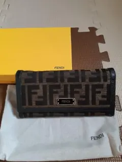おしゃれな高級感！　FENDI長財布　FENDIプレート付き