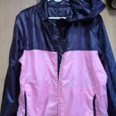 ユニクロ、ナイロン製フード付きウィンドブレーカー