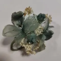 青緑色のコサージュ