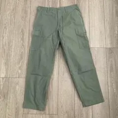 カーキ カーゴパンツ