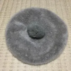 グレーのファーのベレー帽 ポンポン付き