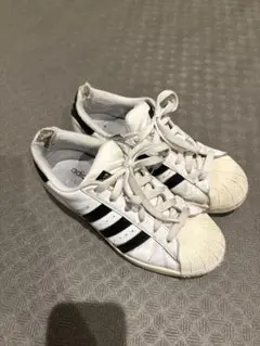 adidas スニーカー
