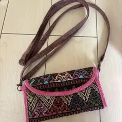 ピンクの多色刺繍ショルダーバッグ