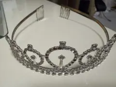 クリスタル装飾シルバーのティアラ
