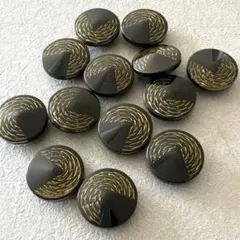 黒に金色渦巻き模様ボタン