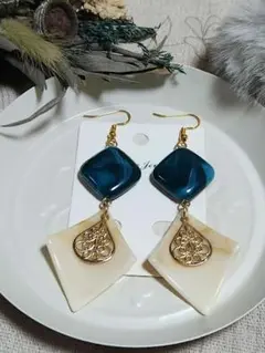 ピアス　(大きめ)　天然石調ビーズ&アクリル変形チャームベージュ