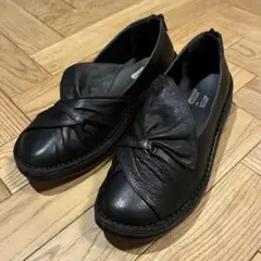 美品 センソユニコtbレザー ブラック スリッポン ねじれデザイン 黒 24cm