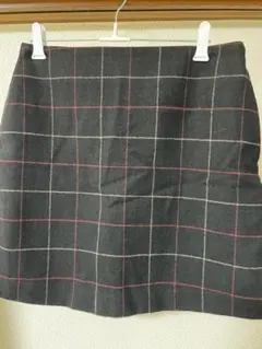 黒と赤のチェック柄ミニスカート