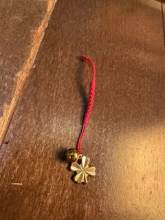 四つ葉のクローバー キーホルダー 鈴付き