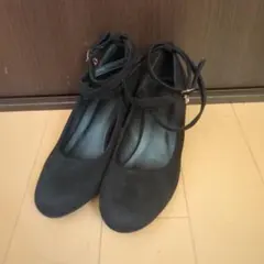 黒 スエード アンクルストラップパンプス