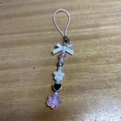 ピンクとホワイトの携帯ストラップ