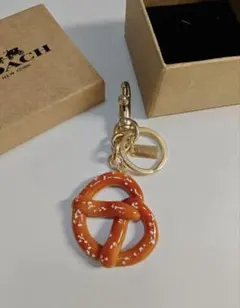 美品COACH プレッツェル型キーホルダー