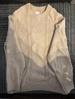 ベージュ ケーブルニットセーター