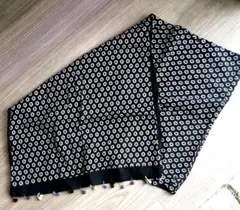 黒と白の花柄ストール