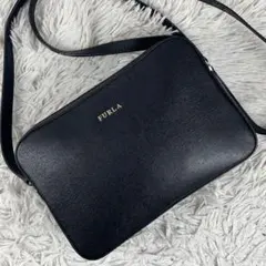 美品 フルラ レザー ショルダーバッグ ダブルファスナー 斜め掛け 黒