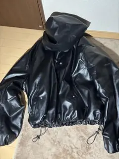 フード付きブラックレザー風ジャケット