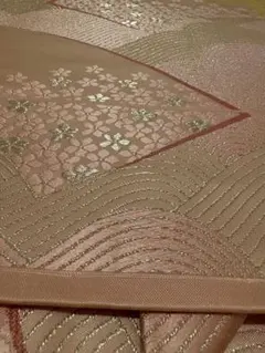 名古屋帯 地紙に花柄 波模様 退紅色 しつけ糸
