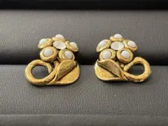 花モチーフの金色ピアス