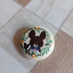 ① くまのがっこう 刺繍缶バッジ　ザ・ベアーズ・スクール（リースA）