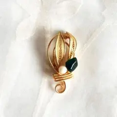 グリーン石　ヴィンテージブローチ　透かし　リーフ　レトロ　アンティーク