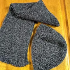手編みダークグレー ニットマフラーと帽子のセット