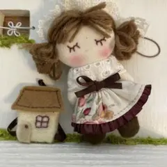 ドールチャーム　ハンドメイド　お家のリュックの小さな女の子