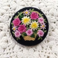 51.刺繍ブローチ　ハンドメイド