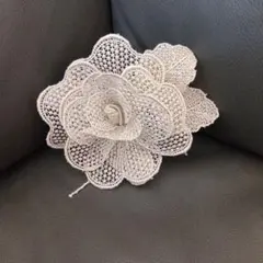 ホワイトレース花形ブローチ