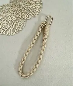 ハンドメイド　ベージュ編み込みハンドストラップ