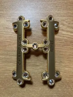 シャンパンHENRIアンリ　ボトル装飾の「H」ゴールド