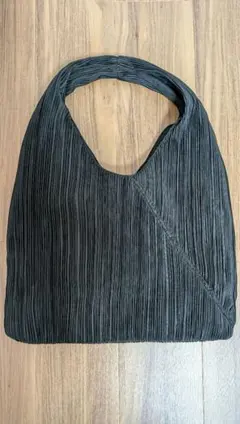 GU プリーツトライアングルバッグ ブラック