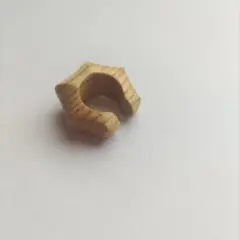 木のイヤカフ