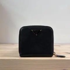 PRADA サフィアーノレザー　二つ折り財布　ブラック　三角ロゴプレート　美品