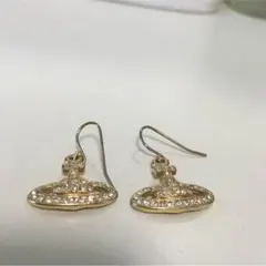 土星のピアス ゴールド色