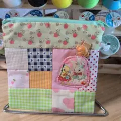 メリーボンボン　パッチワークデザイン ポーチ　17×17　かわいいクリップつき