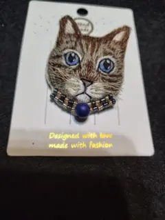 猫刺繍ラピスラズリつきブローチ