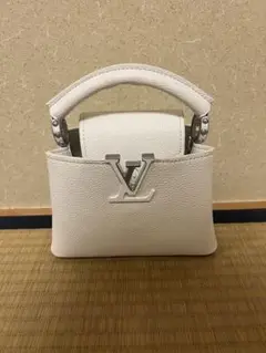 ハンドメイド　カプシーヌ 風 ホワイト ハンドバッグ シルバー金具