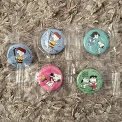くら寿司 PEANUTS スヌーピー 缶バッジ 5個セットのサムネイル
