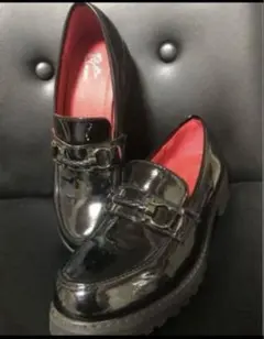 黒のバックル付きローファー