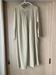ベージュ 長袖 ロングワンピース　PS